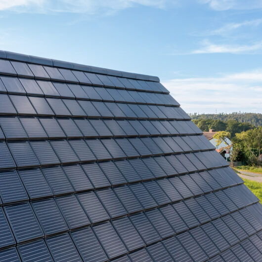 Stilvoll Strom produzieren mit Technik von Autarq hier ein tolles Architektenhaus mit Details vom Solarziegel.