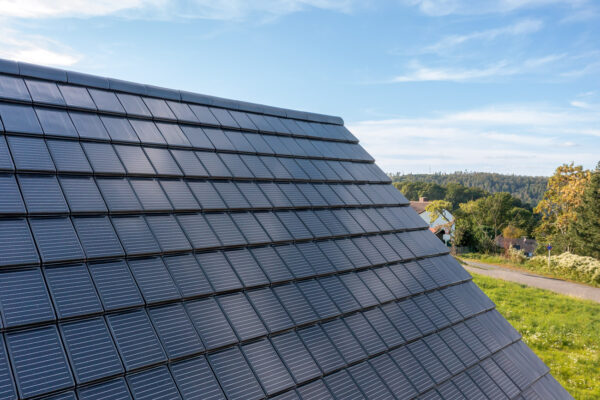 Stilvoll Strom produzieren mit Technik von Autarq hier ein tolles Architektenhaus mit Details vom Solarziegel.