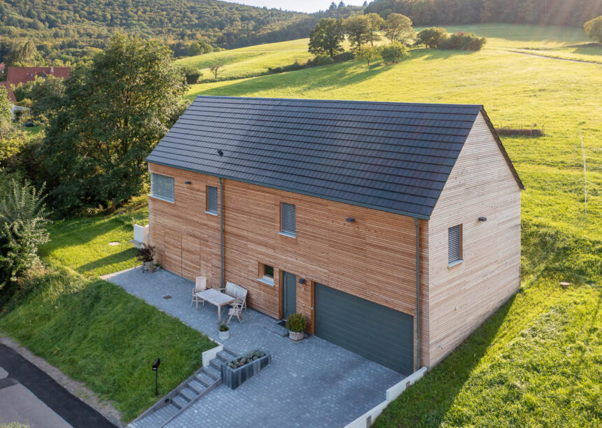 Stilvoll Strom produzieren mit Technik von Autarq hier ein tolles Architektenhaus mit integrierter Garage und toll abgestimmter Haustüre.