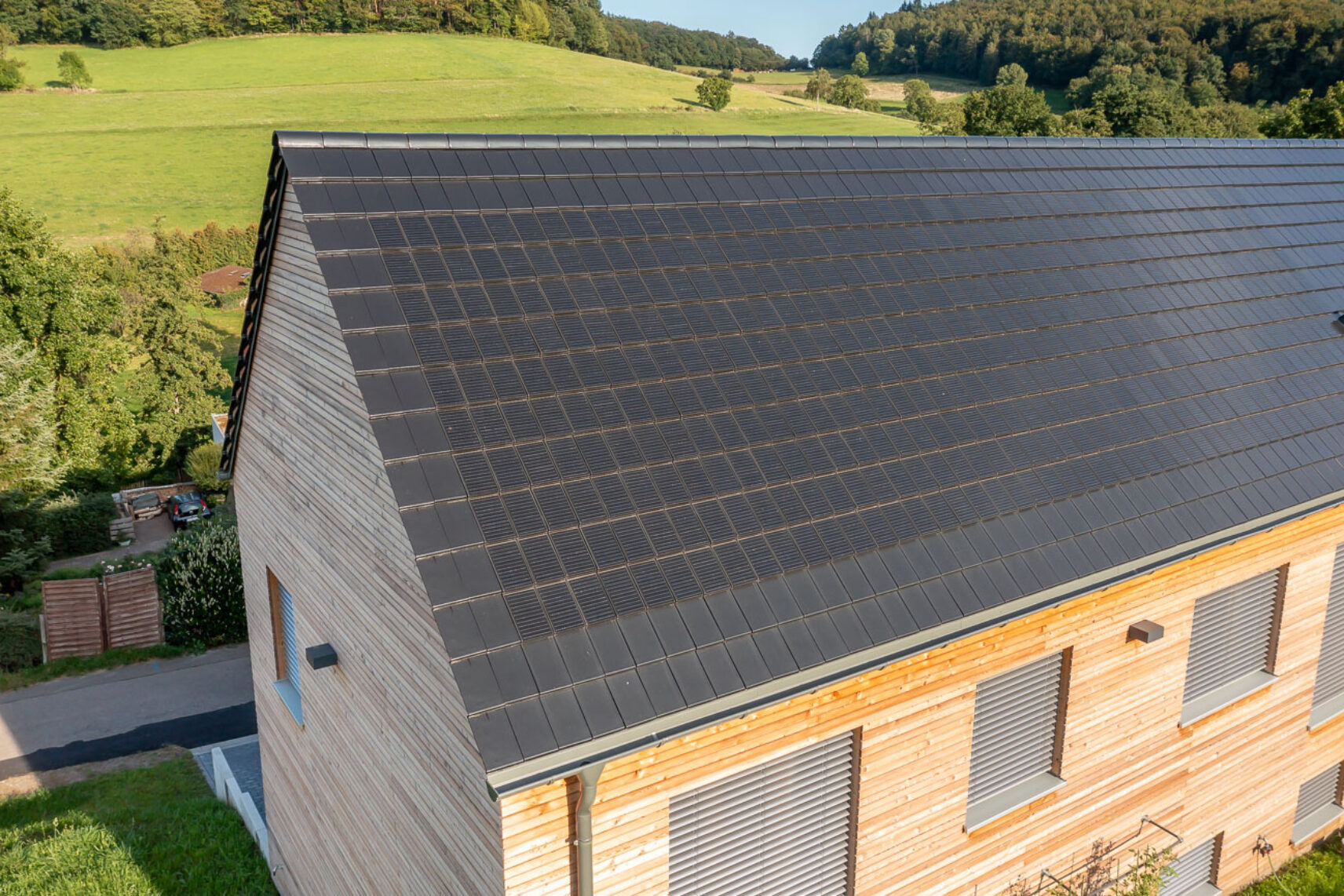 Stilvoll Strom produzieren mit Technik von Autarq hier ein tolles Architektenhaus mit Details vom Giebel.