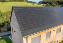 Stilvoll Strom produzieren mit Technik von Autarq hier ein tolles Architektenhaus mit Details vom Giebel.