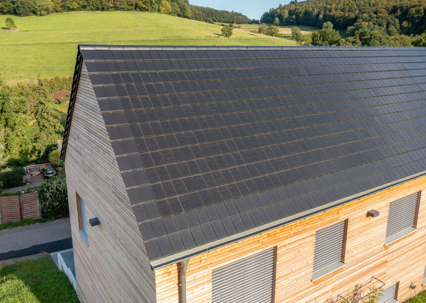 Stilvoll Strom produzieren mit Technik von Autarq hier ein tolles Architektenhaus mit Details vom Giebel.