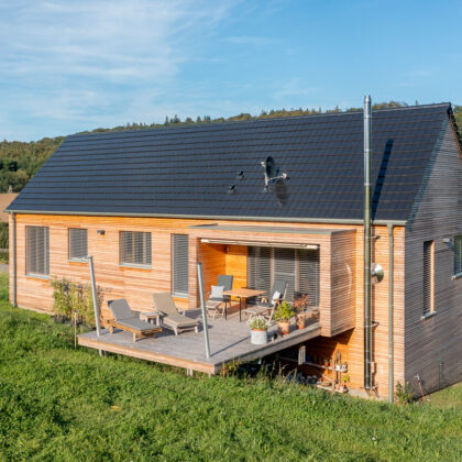 Stilvoll Strom produzieren mit Technik von Autarq hier ein tolles Architektenhaus mit Terrasseneinblicke.