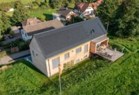 Stilvoll Strom produzieren mit Technik von Autarq hier ein tolles Architektenhaus mit Holzfassade.