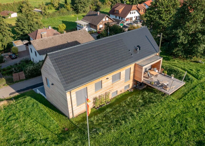 Stilvoll Strom produzieren mit Technik von Autarq hier ein tolles Architektenhaus mit Holzfassade.