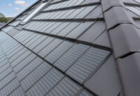 Hotel Villa Schneverdingen: energetische Sanierung mit Solarziegel Stylist-PV als Nahaufnahme.