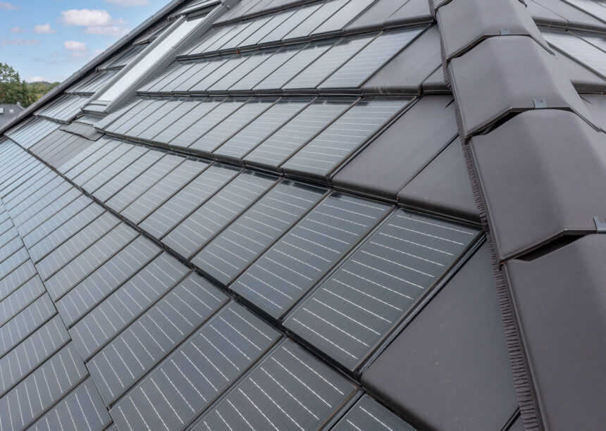 Hotel Villa Schneverdingen: energetische Sanierung mit Solarziegel Stylist-PV als Nahaufnahme.