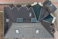 Hotel Villa Schneverdingen: energetische Sanierung mit Solarziegel Stylist-PV mit Autarq aus der Luft fotografiert.
