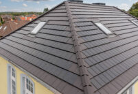 Hotel Villa Schneverdingen: energetische Sanierung mit Stylist-PV hier gut sichtbar Flächenziegel, Solarziegel und Grad mit Firstziegeln Stylist.