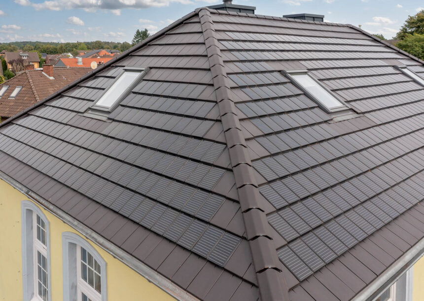 Hotel Villa Schneverdingen: energetische Sanierung mit Stylist-PV hier gut sichtbar Flächenziegel, Solarziegel und Grad mit Firstziegeln Stylist.