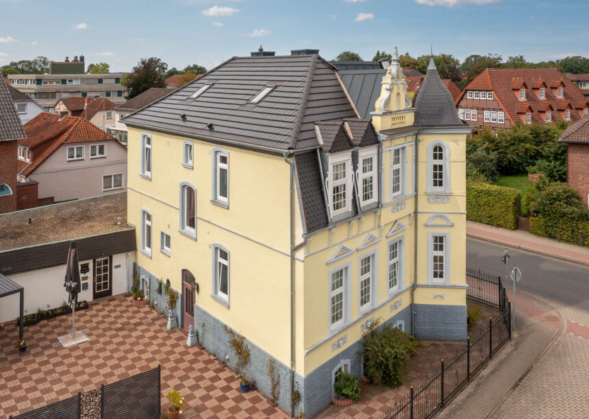 Hotel Villa Schneverdingen: energetische Sanierung mit Stylist-PV hier mit Terrasseneinblick.