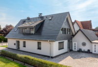 Saniertes Einfamilienhaus mit unserem Solarziegel Stylist-PV mit Autarq mit Nebengebäude und Hof