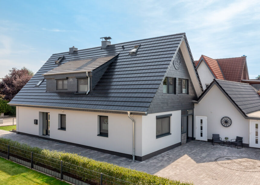 Saniertes Einfamilienhaus mit unserem Solarziegel Stylist-PV mit Autarq mit Nebengebäude und Hof