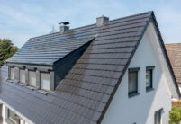 Saniertes Einfamilienhaus mit unserem Solarziegel Stylist-PV mit Autarq mit Detailansicht der PV Anlage