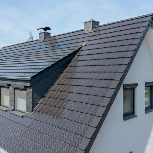 Saniertes Einfamilienhaus mit unserem Solarziegel Stylist-PV mit Autarq mit Detailansicht der PV Anlage