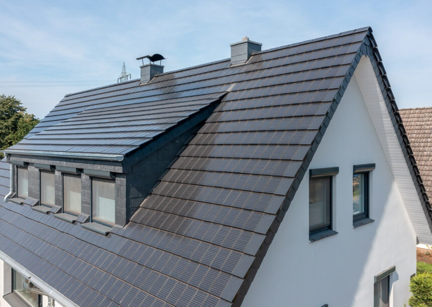 Saniertes Einfamilienhaus mit unserem Solarziegel Stylist-PV mit Autarq mit Detailansicht der PV Anlage