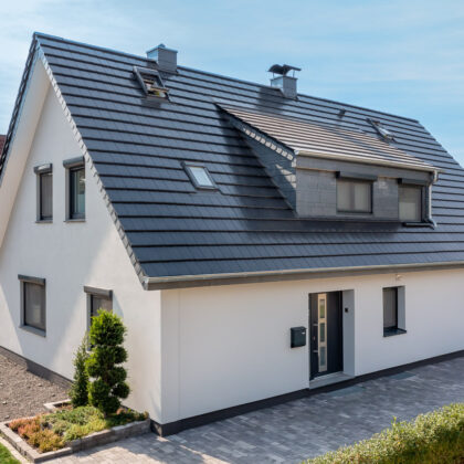 Saniertes Einfamilienhaus mit unserem Solarziegel Stylist-PV mit Autarq mit Eingangsbereich