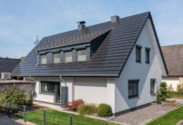 Saniertes Einfamilienhaus mit unserem Solarziegel Stylist-PV mit Autarq in der Gesamtansicht mit Gaube