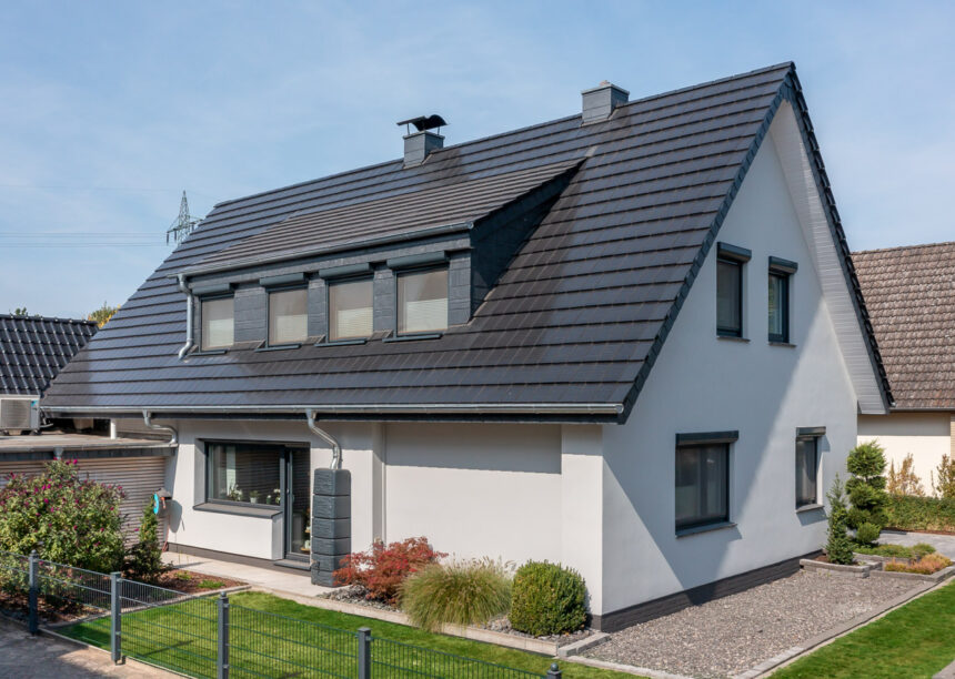 Saniertes Einfamilienhaus mit unserem Solarziegel Stylist-PV mit Autarq in der Gesamtansicht mit Gaube