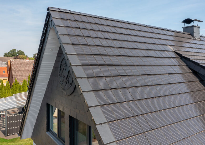 Saniertes Einfamilienhaus mit unserem Solarziegel Stylist-PV mit Autarq, hier der Giebel im Fokus