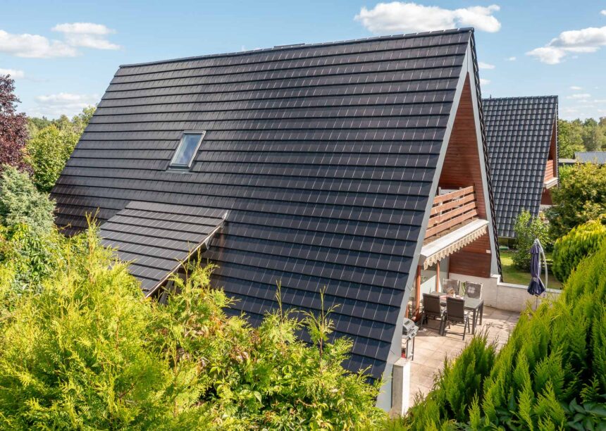 Ein Nurdachhaus aus Flachziegeln WALTHER Stylist® mit Blick auf die Terrasse und Vordach.