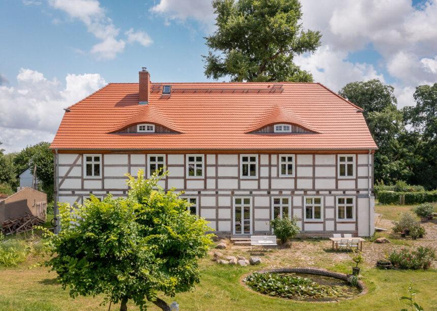 Naturrote Berliner Biber auf historischem Fachwerkhaus in der Gesamtansicht.