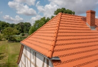 Naturrote Berliner Biber auf historischem Fachwerkhaus im Fokus der Grad mit Trockenfirst.