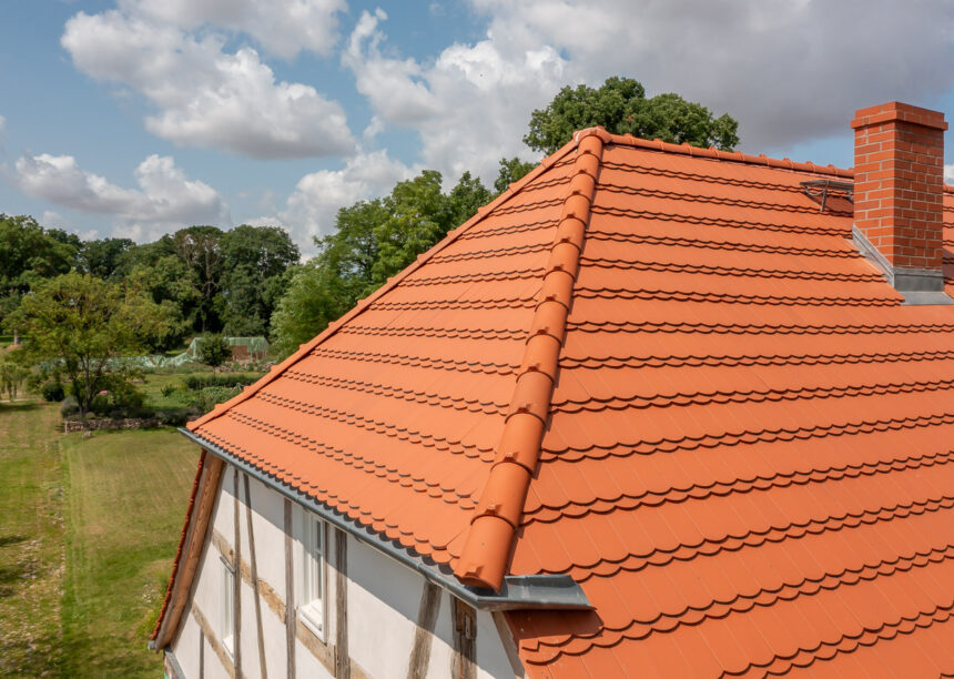 Naturrote Berliner Biber auf historischem Fachwerkhaus im Fokus der Grad mit Trockenfirst.