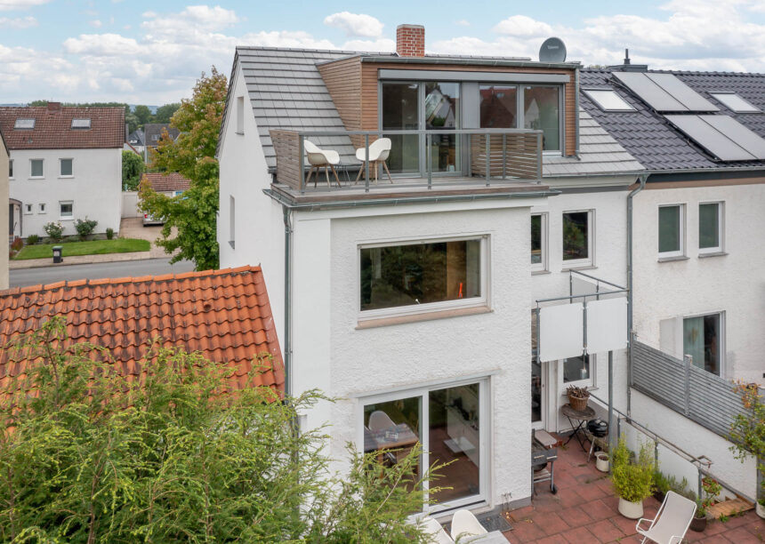 Reihenhaus mit minimalistischem Dach. Unser Flachziegel WALTHER Stylist in der Farbe edelgrau hier mit Garteneinblick.