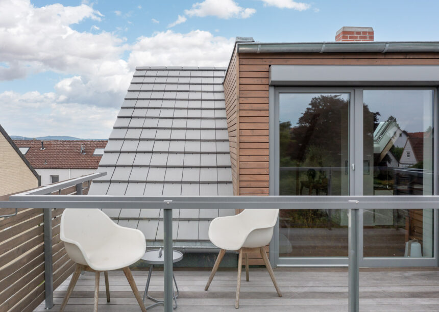 Reihenhaus mit minimalistischem Dach. Unser Flachziegel WALTHER Stylist in der Farbe edelgrau hier mit Dachterrasseneinblick.